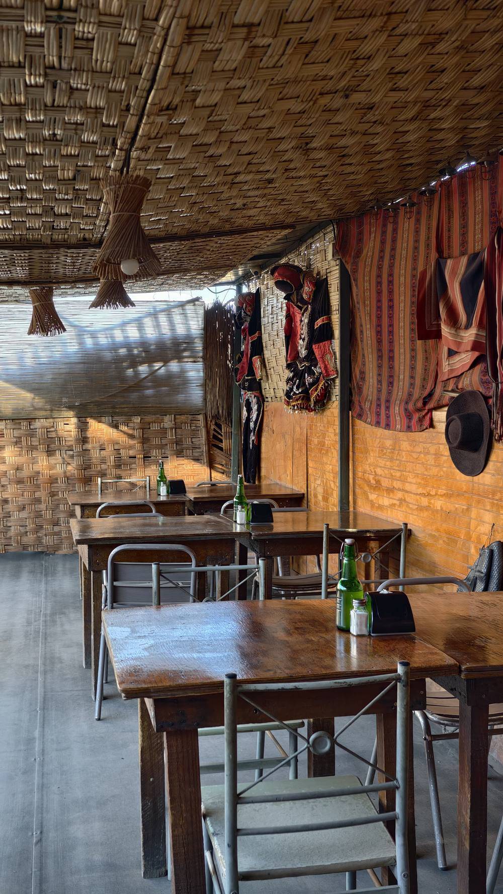 Comedor techado con trajes típicos colgados en la pared