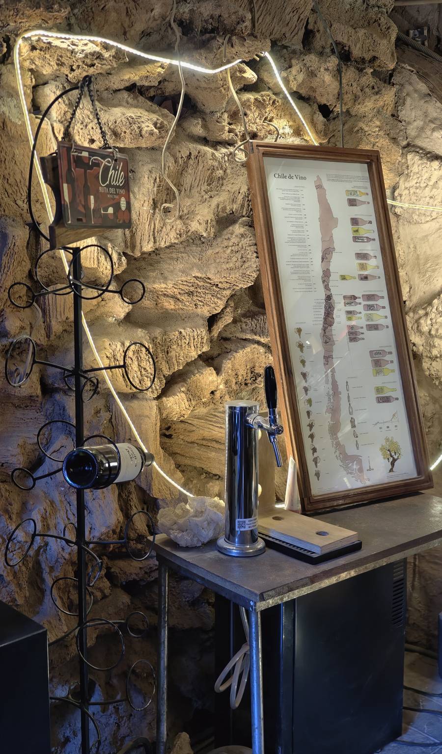 Bodega de vinos con mapa de la Ruta del Vino de Chile