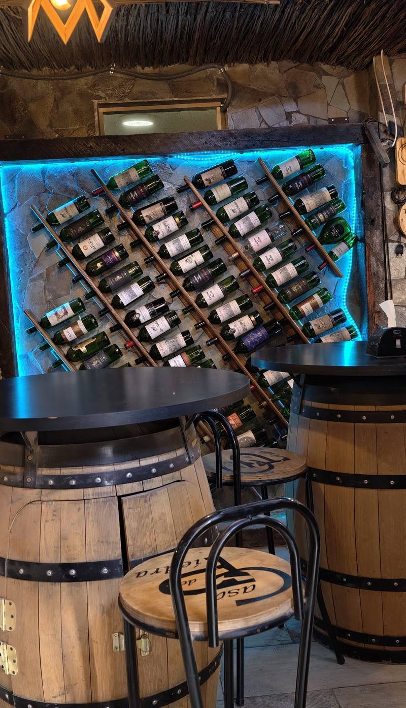 Bodega de vinos con iluminación LED y barriles