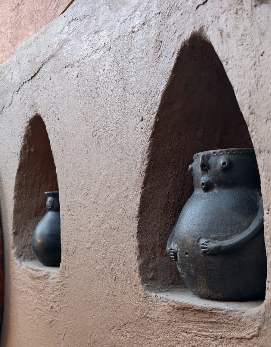 Artesanía en cerámica atacameña en nichos de adobe