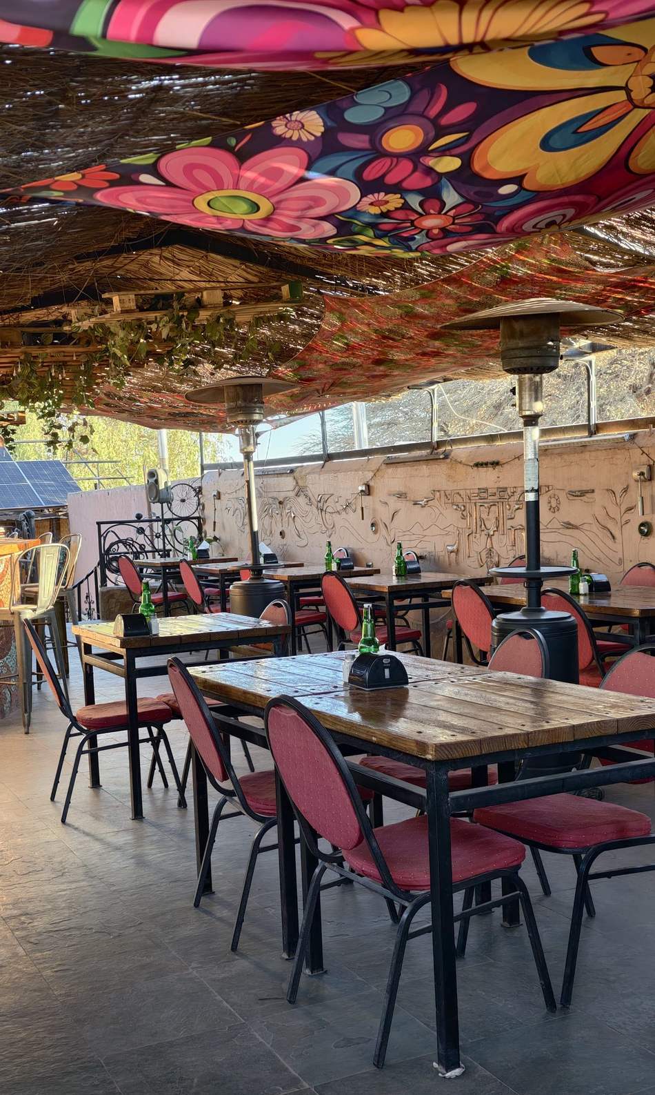 Terraza techada con toldo floral y calefactores